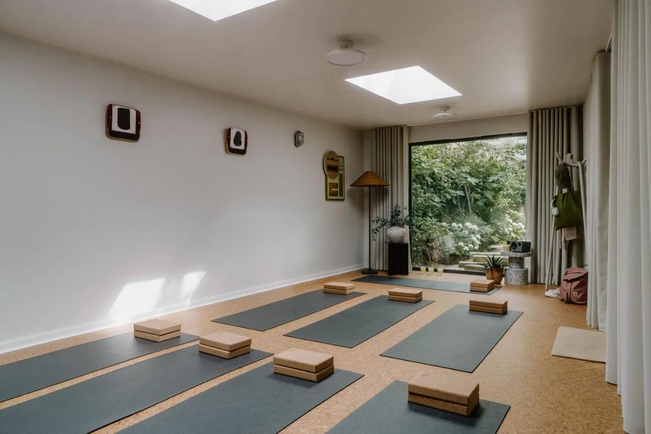 Shared relaxation room with yoga mats at Mason & Fifth, Primrose Hill